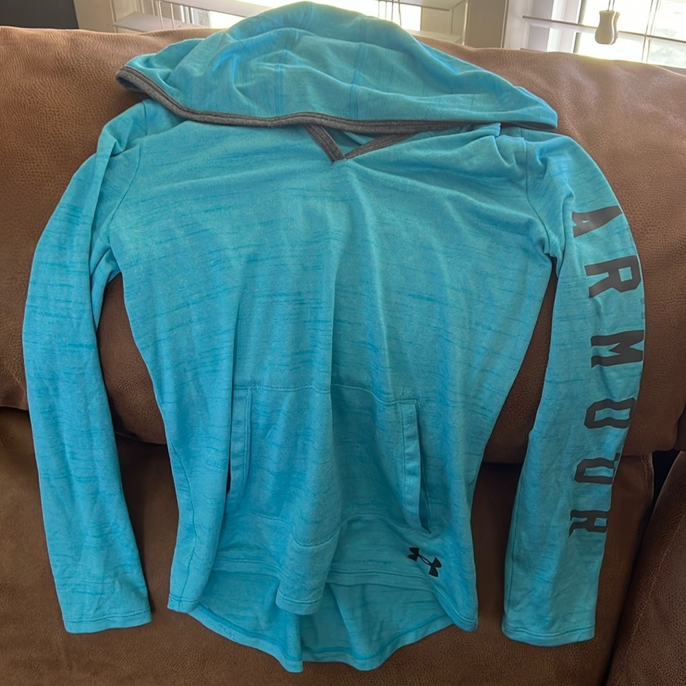 EUC Girls Under Armour HeatGear Lightweight hoodie
